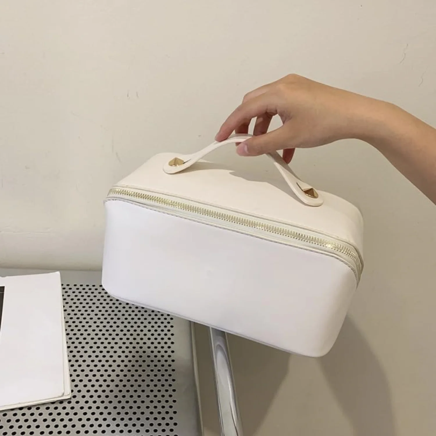 Фото Makeup Bag Large Capacity Travel Cosmetic Bag Portable PU Leather Waterproof Makeup Organizer Bags for Women with Handle Open Fl №4