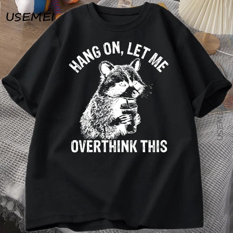 Hang on Let Me Overthink This Футболка Мужчины Женщины Racoon Забавная футболка Trash Panda Футболка Повседневная хлопковая одежда с короткими рукавами