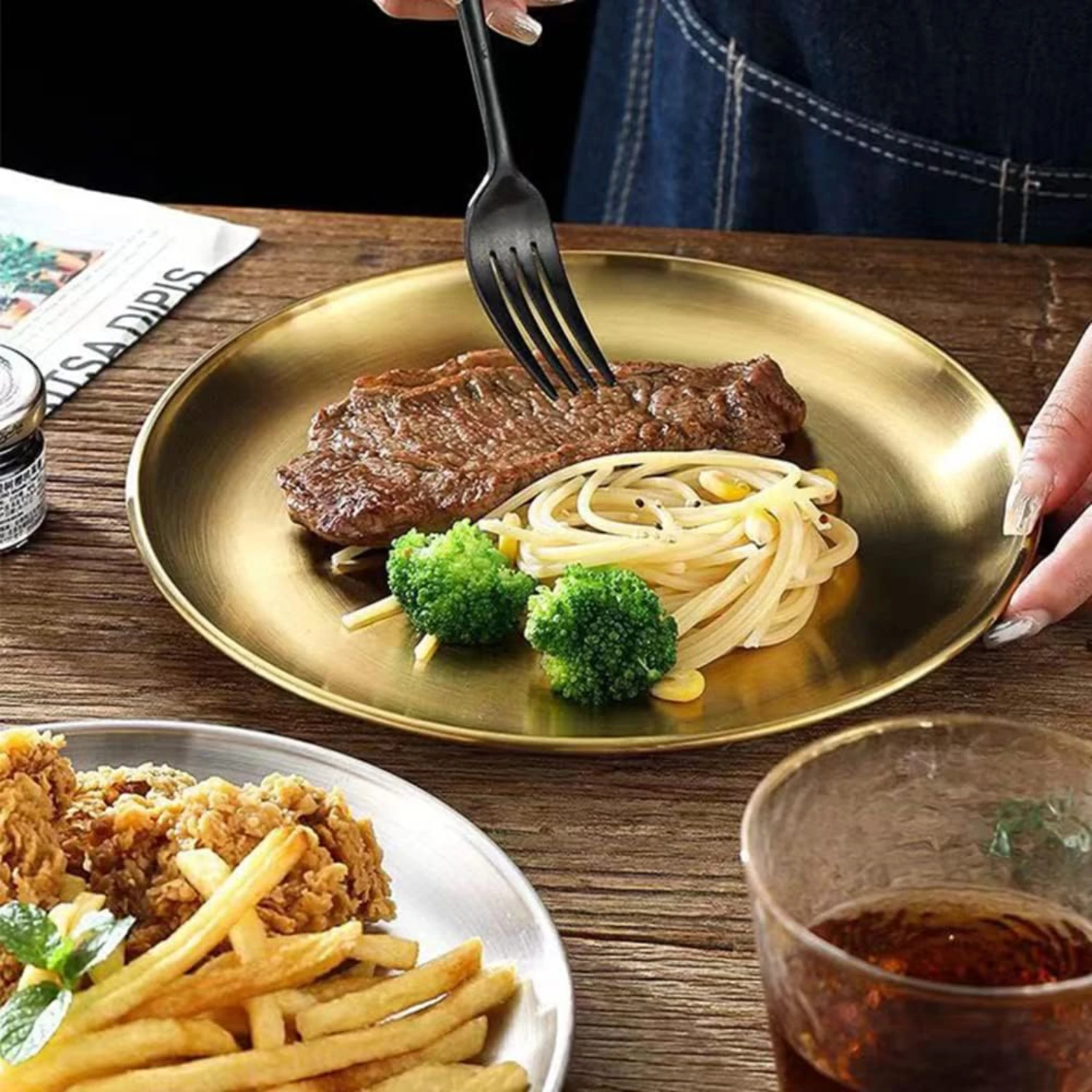 Фото urable and elegant 4 piece set of golden brushed stainless steel plates - ideal for serving BBQ, snacks, and steak. Perfect addi №2