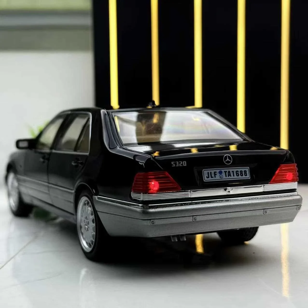 Фото 1:24 W140 320SEL модель автомобиля со звуком и светом, детский литой под давлением сплав, игрушечный автомобиль, имитация коллективного подарка №2