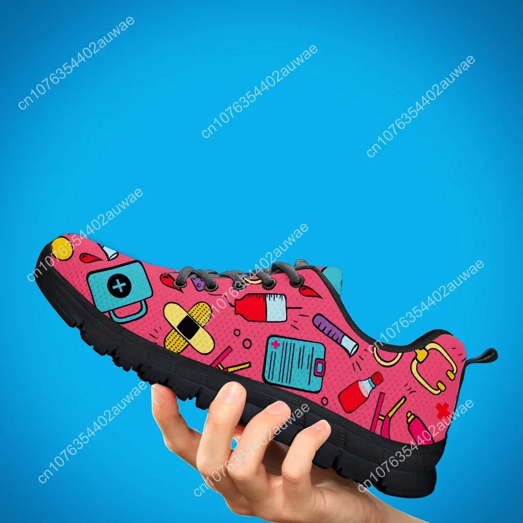 Фото Scarpe davijaastica esterno Bruno con stampa medica di pronto soccorso rosa scuro Scarpe mediche infermiera Scarpe №4