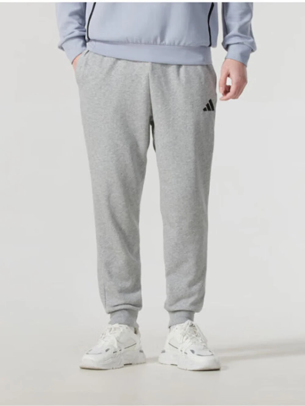 Фото Мужские серые спортивные брюки Adidas Heather, эластичный пояс, щиколотки с манжетами, для занятий спортом и повседневным рисунком №2